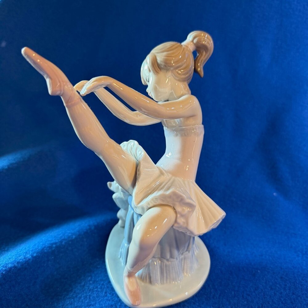 Lladro Tuesday's CHild-Girl